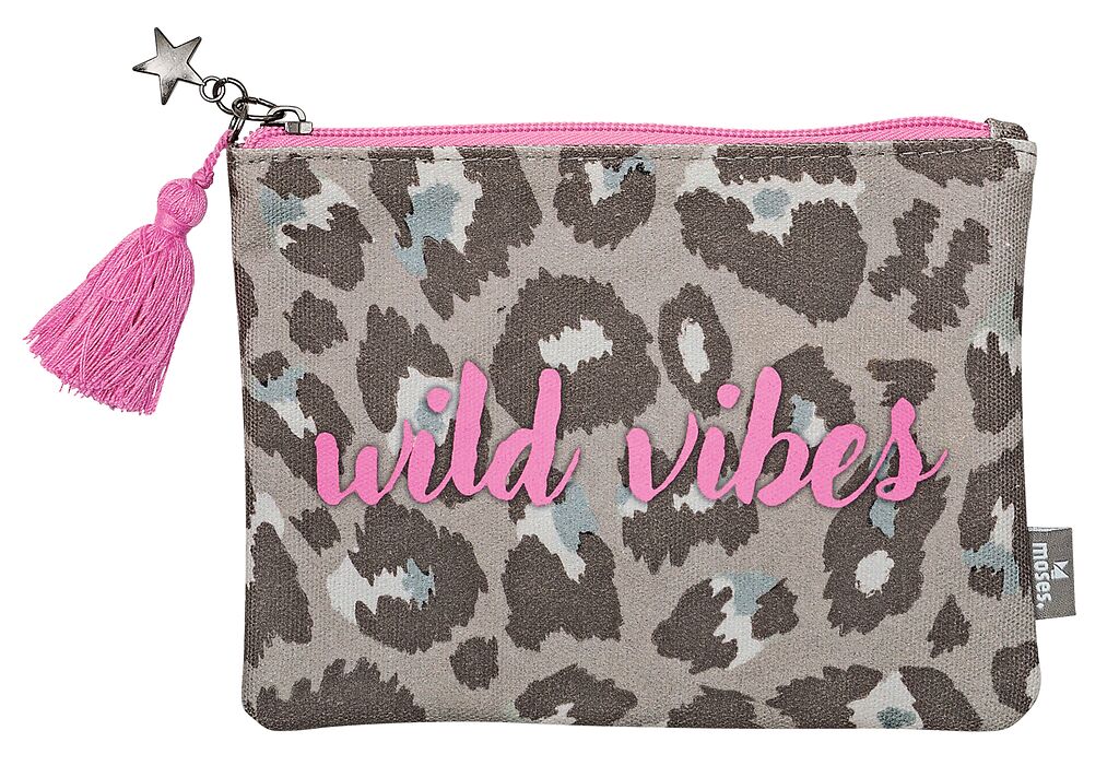 Kosmetiktasche mit Leopardenmuster und pinker Aufschrift "wild vibes", pinker Quaste am Reißverschluss, Marke: moses. Verlag.