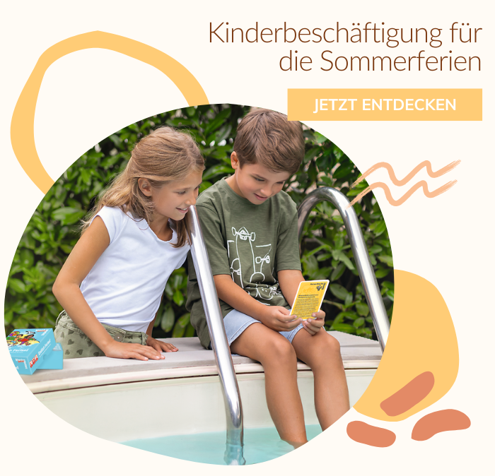 Zwei Kinder sitzen am Poolrand und schauen sich gemeinsam eine Karte an, Marke: moses. Verlag.
