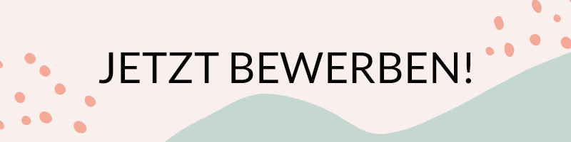Schriftzug "JETZT BEWERBEN!" vor abstraktem Hintergrund mit Punkten und Wellen, Marke: moses. Verlag.