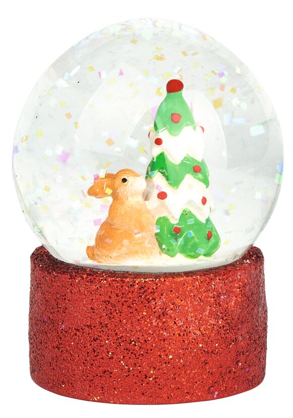 Schneekugel mit braunem Kaninchen neben grünem Weihnachtsbaum auf rotem Glitzersockel Marke: moses. Verlag