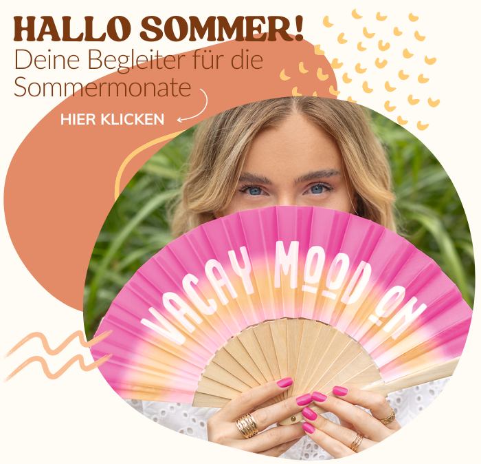 Frau hält pink-orange Fächer mit Aufschrift "Vacay Mood On", sommerlicher Hintergrund, Text "Hallo Sommer", Marke: moses. Verlag