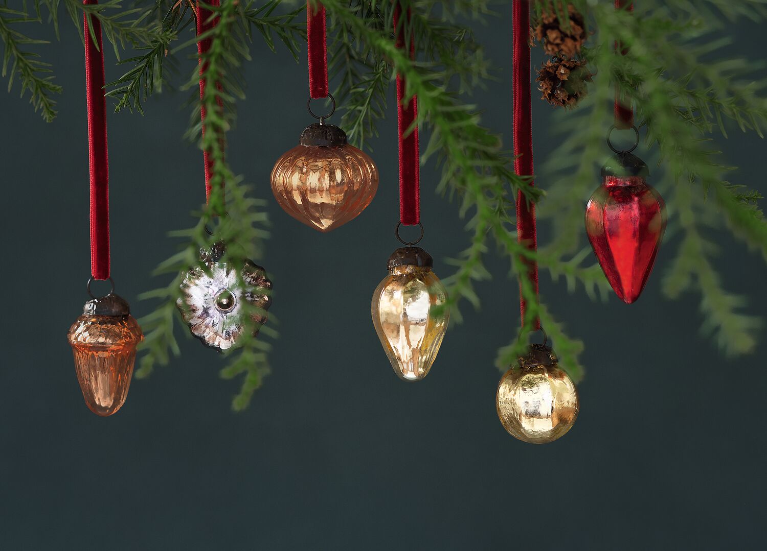 Mini-Christbaumkugeln aus Glas (versch. Ausführungen)
